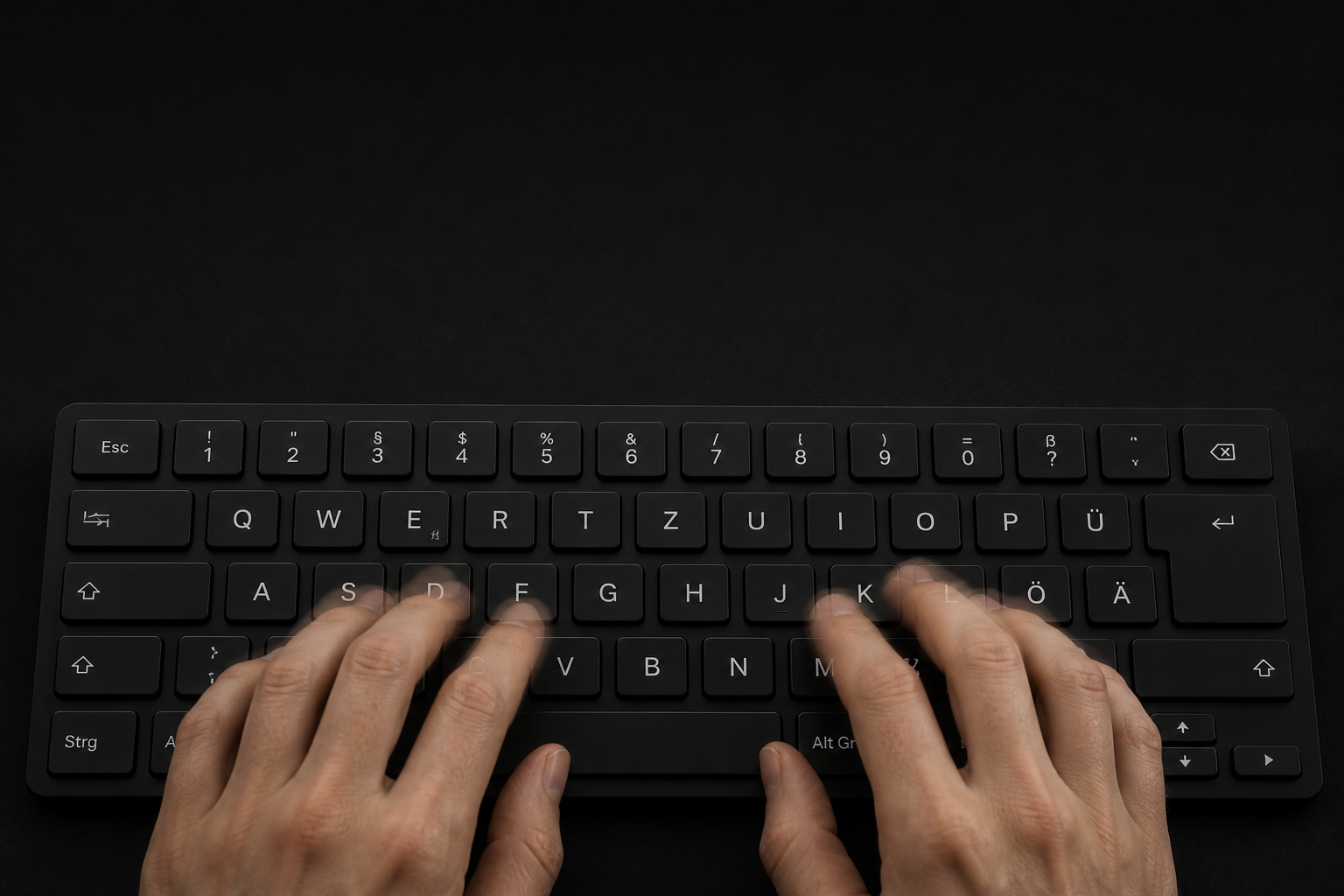 Hände tippen auf einer schwarzen Tastatur